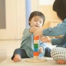 積み木をして遊ぶ園児