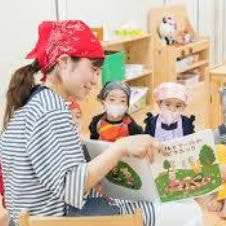 子どもたちに絵本を読んでいる画像